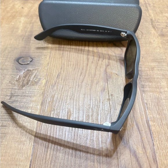 Ray-Ban Matte Black Sunglasses RB2132 New Wayfarer - Picture 2 of 9